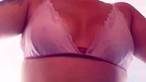 Na academia comecei a suar tirei a camisa e n�o percebi q meus peitos durinhos estava aparecendo camisa transparente fiquei com tesao com as pessoas me olhando q meu suor escorrendo p�blico