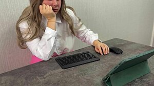 Nabo snyder mig og knepper mig hårdt med snavset snak