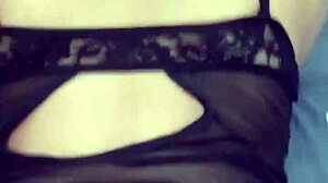 bokep indonesia di ajak mampir kerumah sama tetangga saat suaminya pergi mancing.