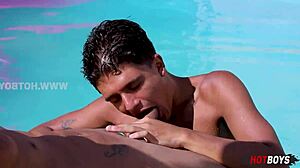 צעירה חובבנית מוצצת ולוקחת זין גדול עמוק