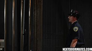 Горячий гей-красавец Роман Тодд подкупает тюремного охранника Мэсин Торн для анального секса без презерватива в тюрьме