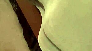 Intima stunder delade av ett kärleksfullt svart par