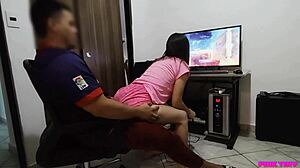 Keponakan Aku Nak Main PC, Jadi Dia Duduk Di Pangkuan Aku.