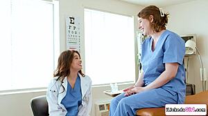 Sono Ossessionata dal Leccare Tette Grandi come Dottoressa Lesbica con la Mia Assistente Brunetta