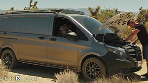 Khloe Kay Otoban Yolculuğu İçin Oto Stop Çekiyor