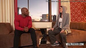 Milf con tetas grandes se escabulle en sesión con semental negro