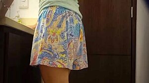 Cámara espía atrapa a estudiante argentina real meando en lugar público