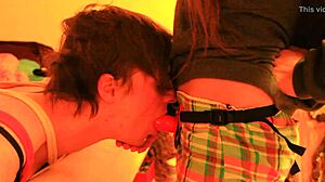 Fidanzato legato e sfondato da mistress strap-on, com'è hogtied e deepthroat?