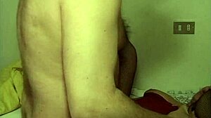 Mladi 18+ momak i prijatelj jebu dlakavu baku u dupe.