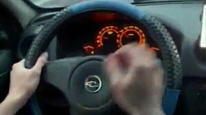 Verem a nagy faszomat vezetés közben az autóban