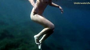 Babe rambut merah panas renang bawah air di kolam seksi tenerife