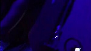 Medicinska sestra jaše pacijenta kaubojkom sa intenzivnim prstima u mračnoj bolničkoj sobi.