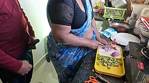 Geiler Besitzer wichst Schwanz, während bengalische Maid genau zusieht