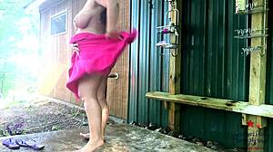 Zlobivá nudistka dráždí velkými prsy a zadkem na venkovní pláži.