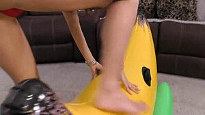 Wanita Cantik Menggiling Keras di Mainan Sampai Klimaks