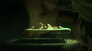 Suggestiv seletøj ung bærer herre i smertefuld underkastelse