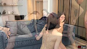 Giovani studenti scambisti scambiano partner per cowgirl selvaggia a festa pazza. Chi è il prossimo?