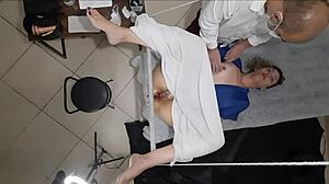 Patient Bliver Lækker Hos Gynækolog Og Han Kommer Indeni