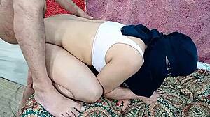 Femme Musulmane Indienne en Hijab Se Fait Anal Brut en Levrette