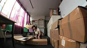 와우, 섹시 아시안이 부츠 신고 보스 얼굴에 앉아!