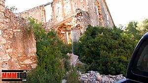 Kleine 18+ roodharige neemt het diep in haar strakke kont