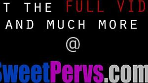 Belle-fille convoite la queue de son beau-père à côté de maman endormie ?