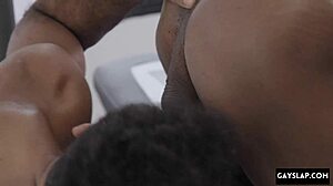 Mišičasti črni hunk z velikim kurcem dominira v intenzivnem gejevskem medrasnem srečanju