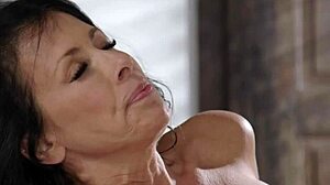 Madura Safada Lésbica Seduz Filha Enteada Loira Jovem