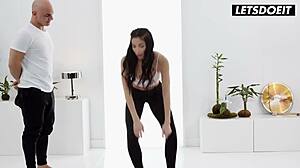 Clea Gaultier dostáva hlboko od svojho osobného trénera po joge