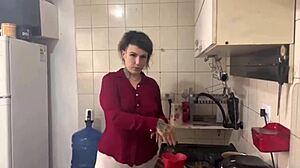 يا رجل، من يريد يشوفني أعمل قهوة الصبح زي ما تحب مع لمسة برازيلية شقراء؟ جاهزة أسخن الأمور وأنا أحضر!