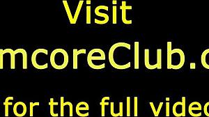 Europeisk tjej retar med våt fingring solo lek