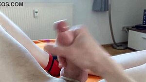 Gay porno kijken leidt tot heftige POV zaadlozing