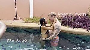 To tynne asiatiske shemale-horere grådig knullet i ræva av hvit fyr i vill gruppetog