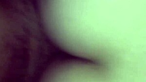 Specifický anální sex s velkým ptákem bušícím tvrdě do těsného černého prdele