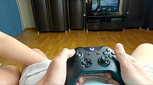 Elak styvsyster ger stökig blowjob och får krämig avslutning medan bro spelar på xbox. Familj-tabu oralsex av Nata Sweet!