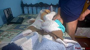 Ξυπνάω τη φίλη μου, εμ, και χτυπάω τον κώλο της πολύ δυνατά!