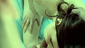 Μικρή έφηβη playgirl πάει hardcore με sloppy δράση