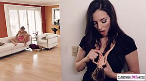 Brunetka Milf siada na twarzy pasierba gorącej żony z dużymi cyckami