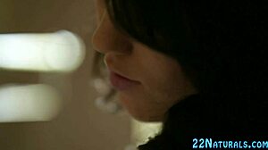 Brunette Babe Trekt Hard In Stoomachtige Actie Scene