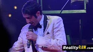 Caramba! Ruiva tarada esquenta festa na piscina!