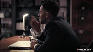 Ældre sekretær Darla Crane forfører ung 18+ chef på arbejde