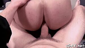 sladki gej štud jebe svoj tesni rit