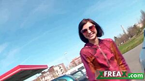 Usamljena Azijka Aleksija Anders jebe svoju MILF susetku Loren Filipis tokom prolećnog raspusta.