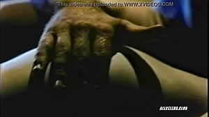 Η Kathleen Beller γδύνεται γυμνή στο Surfacing 1981 κλασικό!