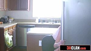 חורגת בלונדינית חמה נותנת שיעורי סקס לזוג צעיר בקול רם וברור