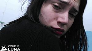 Jolie petite salope rebondit sur une énorme bite avec un squirting intense