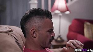 Jane Wilde förför Charles Dera till intensiv kuk-sugning på knä