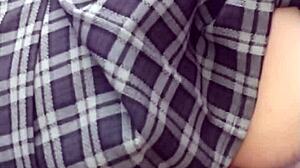 Jeune Mexicaine en Uniforme Chevauche Fort avec Homme Plus Âgé en Action Sauvage