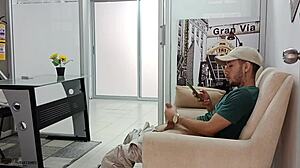 Ketemu anak tiri horny lagi onani dan bantu dia selesai. Cerita lengkapnya.