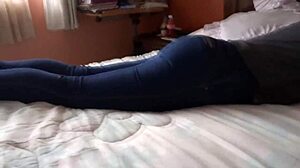 Nézem, ahogy a szobalány mostohafia maszturbál és én is